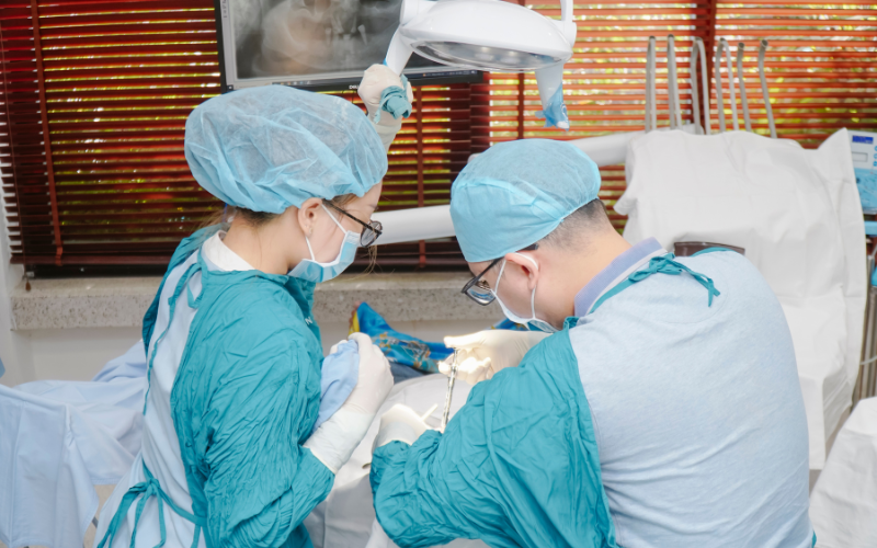 Doctors at Viet Han Dental are treating customers